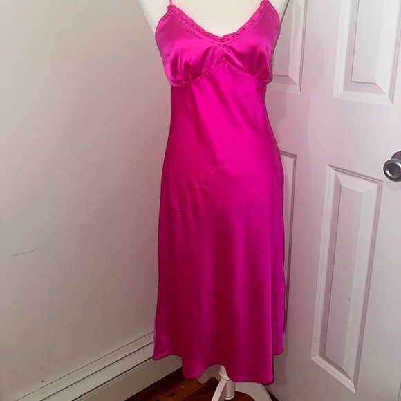 Fuchsia satin dress 💖 - Picture 8 of 8